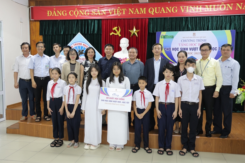 Trong nhiều năm qua, NXBGDVN đã tặng sách và học bổng cho học sinh có hoàn cảnh khó khăn trong cả nước với kinh phí hàng chục tỷ đồng.