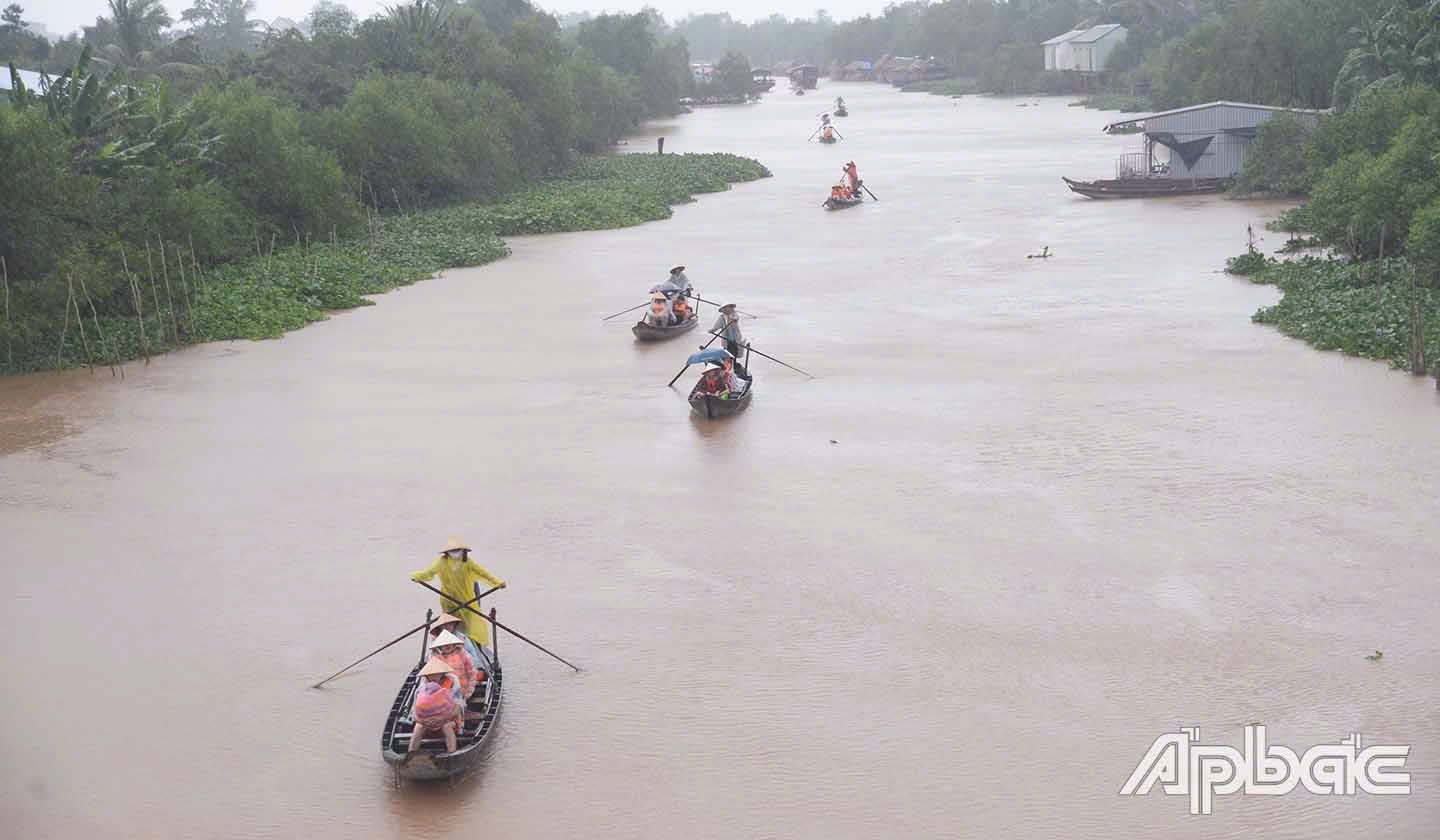 Du khách đi đò chèo tại cù lao Tân Phong, huyện Cai Lậy.