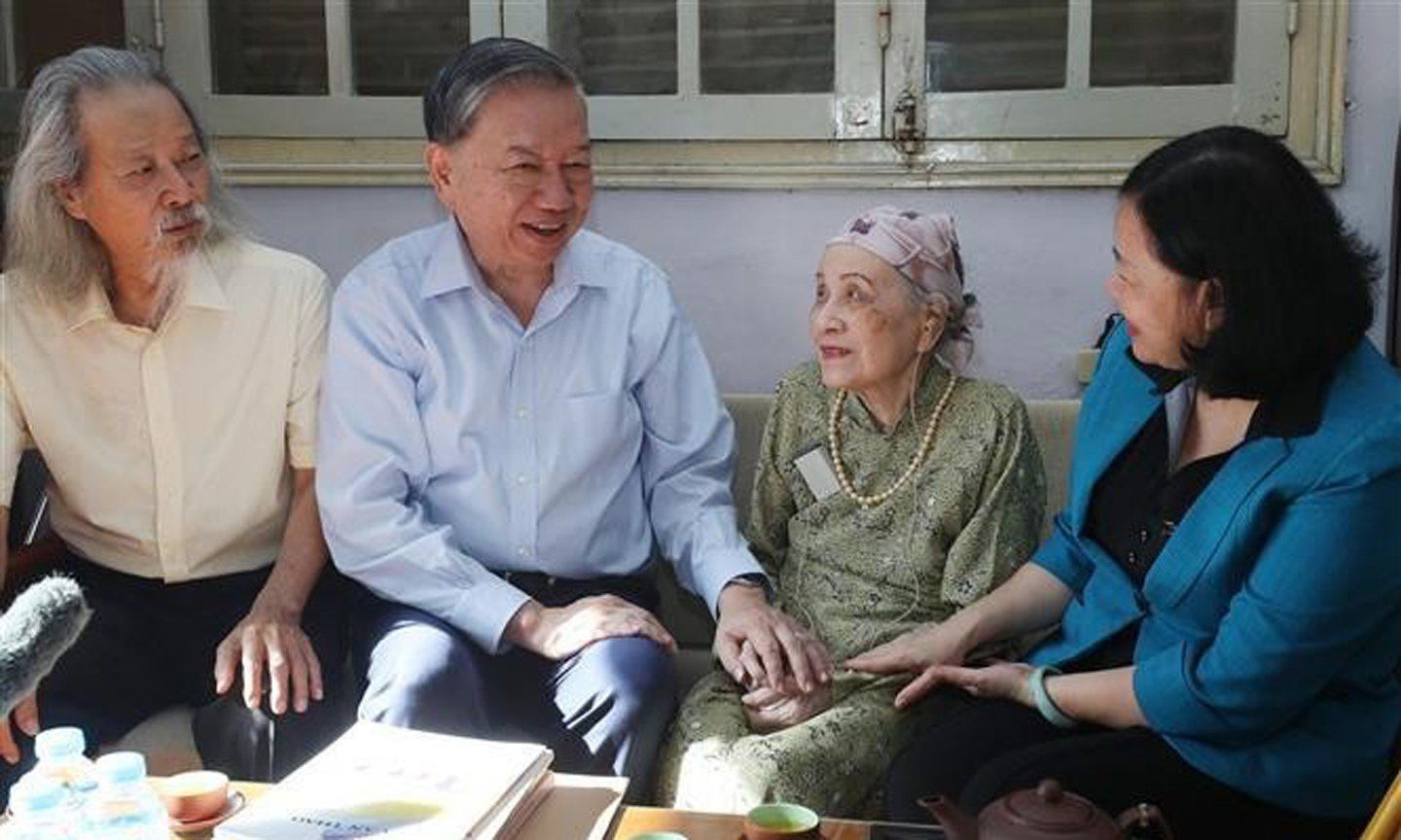 Party General Secretary and President To Lam (second from left) talks to Nghiem Thuy Bang, wife of late musician Van Cao, on September 2. (Photo: VNA).