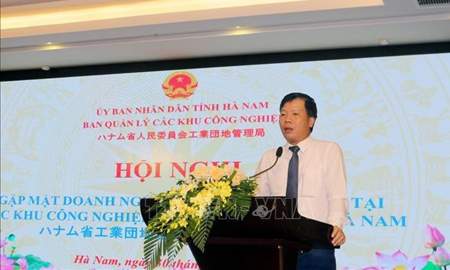 Head of the Management Board of Industrial Parks of Ha Nam province Luu Tran Son speaks at the meeting. (Photo: VNA).