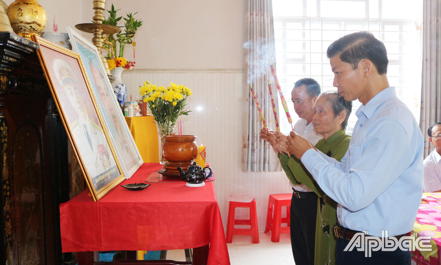 Mẹ VNAH và lãnh đạo địa phương thắp hương tưởng nhớ công lao Bác Hồ. 