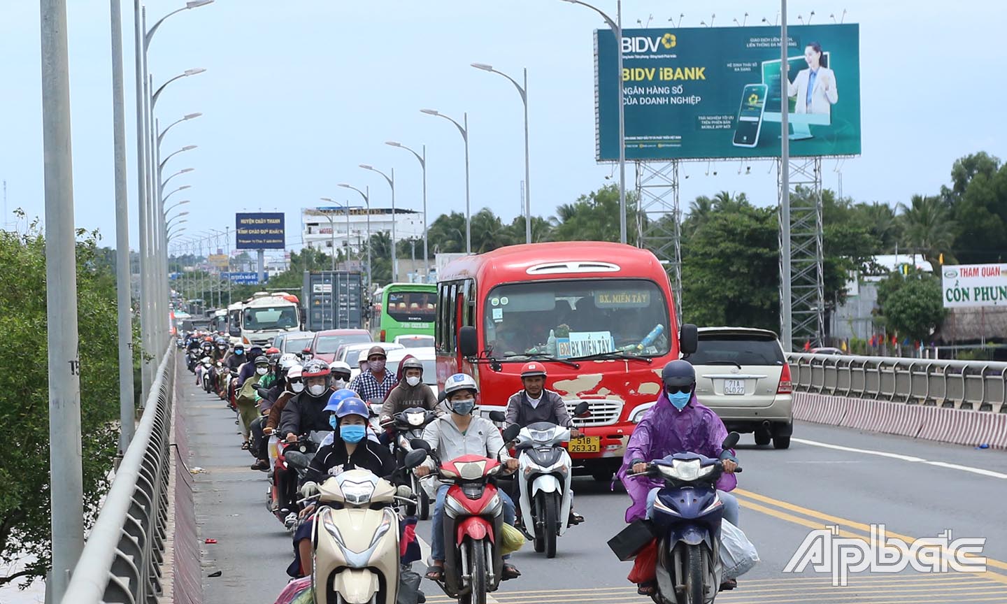 Phương tiện nối đuôi nhau qua cầu Rạch Miễu.