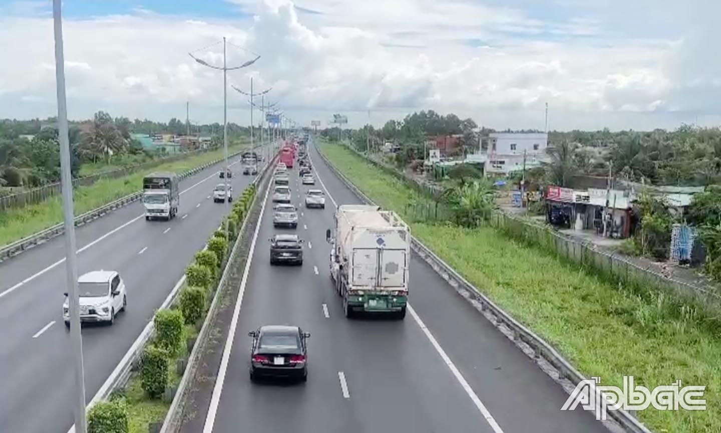 Lưu lượng phương tiện trên tuyến cao tốc cũng tăng đột biến nhưng không xảy ra ùn tắc kéo dài.