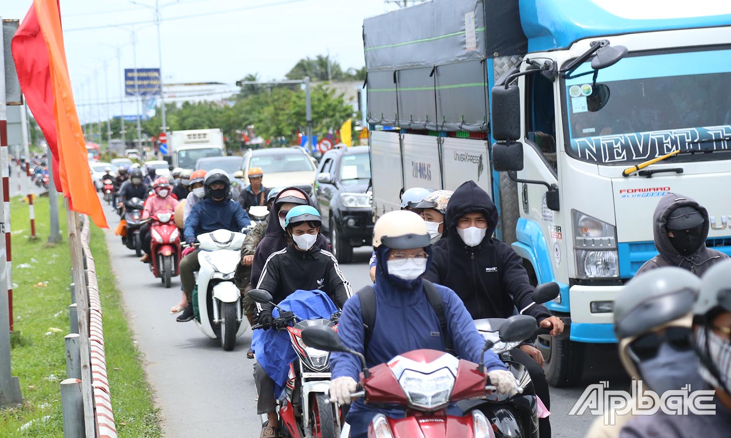 Phương tiện tăng đột biến qua cầu Rạch Miễu từ 12 giờ 30.