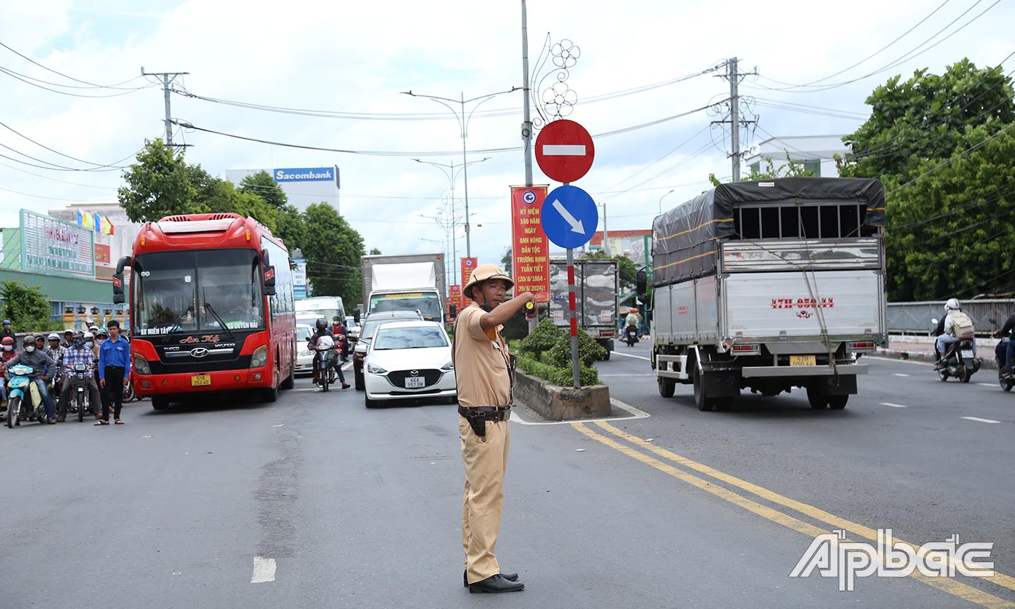 Chặn 1 chiều Tiền Giang, ưu tiên phương tiện Bến Tre qua cầu Rạch Miễu.