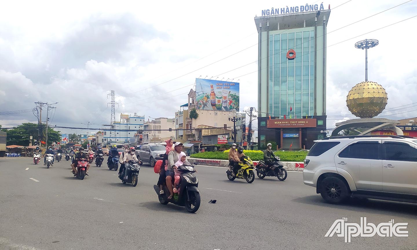 Các phương tiện qua khỏi vòng xoay Trung Lương di chuyển về hướng đi TP. Hồ Chí Minh.