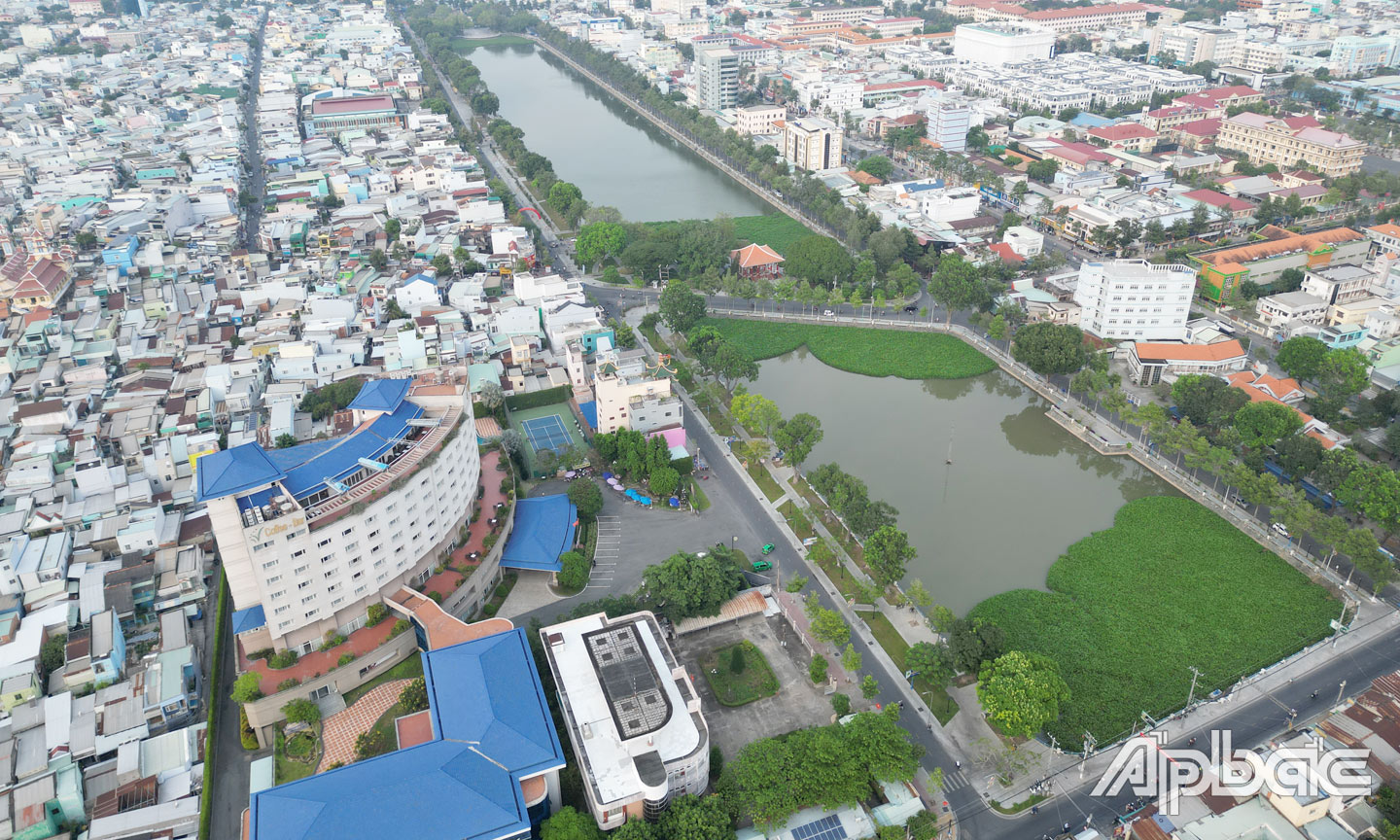 Kinh tế - xã hội của tỉnh Tiền Giang không ngừng phát triển; đời sống vật chất, tinh thần của người dân không ngừng nâng cao (ảnh chụp TP. Mỹ Tho từ trên cao.                                                                                                                                       Ảnh: LẬP ĐỨC