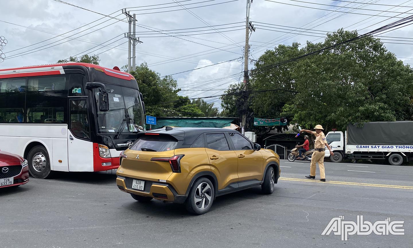 Các xe ô tô bị buộc quay đầu.