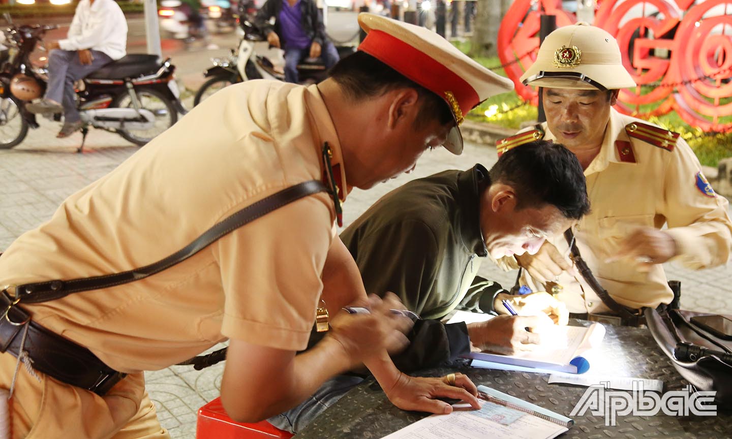 Đa phần đều biết việc sử dụng rượu, bia khi tham giao giao thông là sai nhưng vì nhiều lý do vẫn vi phạm. 