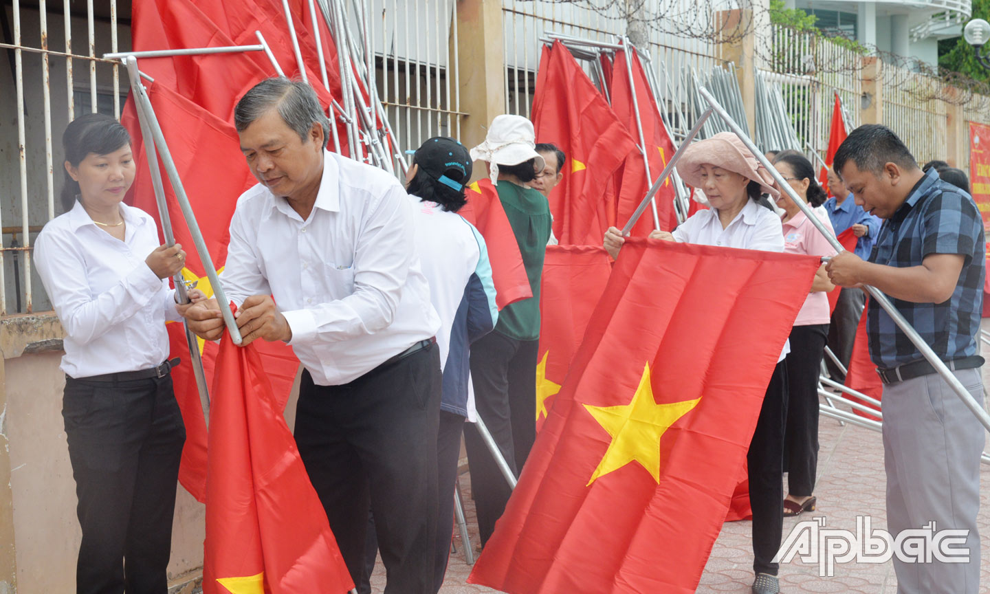 Mô hình “Tuyến đường hoa, cờ hoa sáng - xanh - sạch - đẹp” trên tuyến đường Lê Việt Thắng, khu phố 7, phường 5, TP. Mỹ Tho là sự đóng góp tích cực của cán bộ, đảng viên và nhân dân.