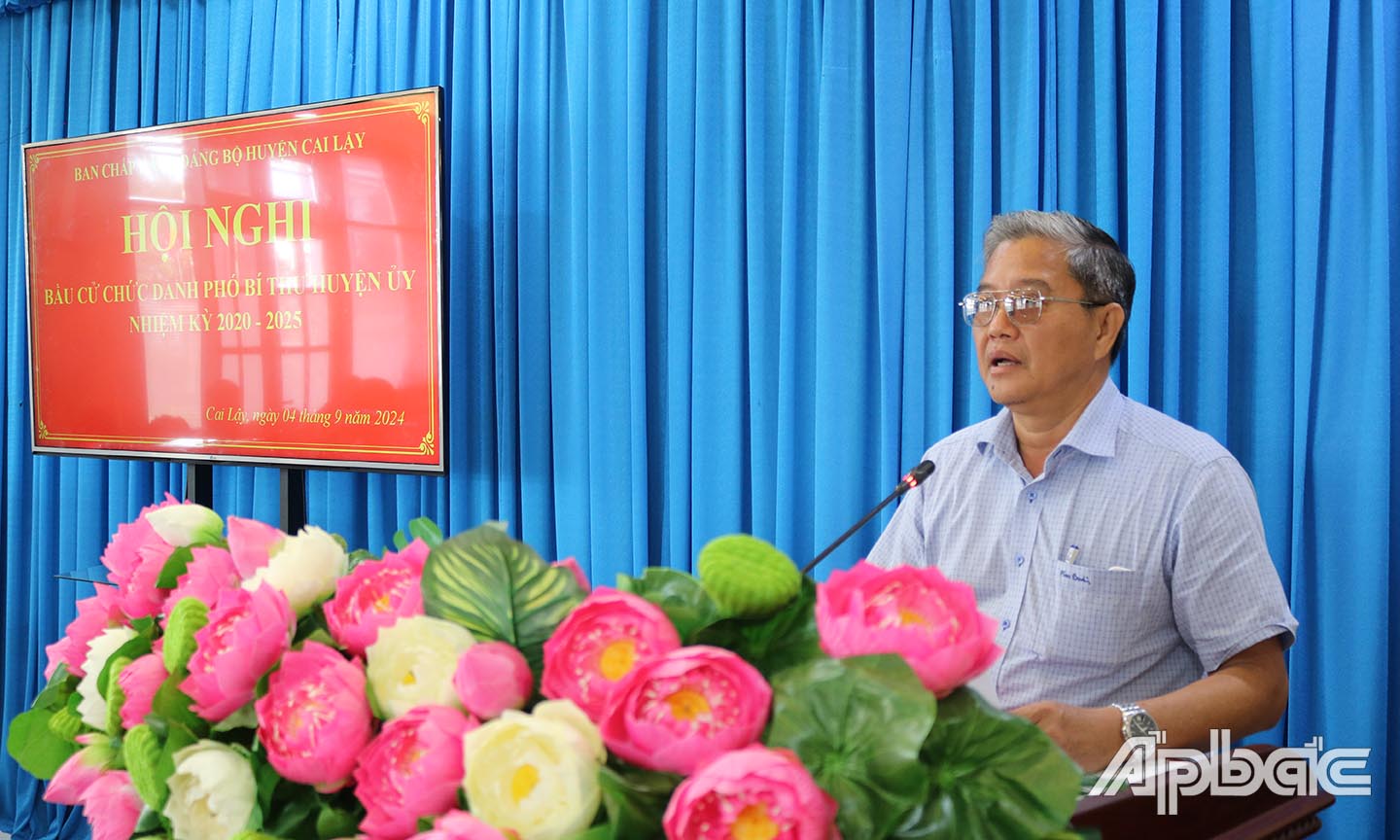 Bí thư Huyện uỷ phát biểu tại hội nghị.