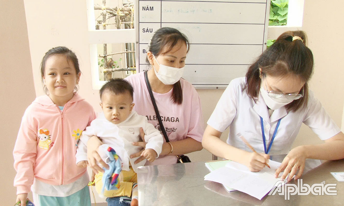 Tiêm vắc xin phòng sởi cho trẻ trong Chương trình TCMR tại Trạm Y tế trên địa bàn tỉnh Tiền Giang là biện pháp phòng bệnh hiệu quả nhất.