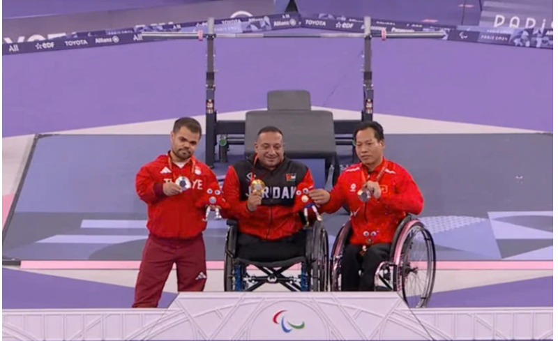 Lực sĩ Lê Văn Công trên bục nhận Huy chương Đồng Paralympic 2024.