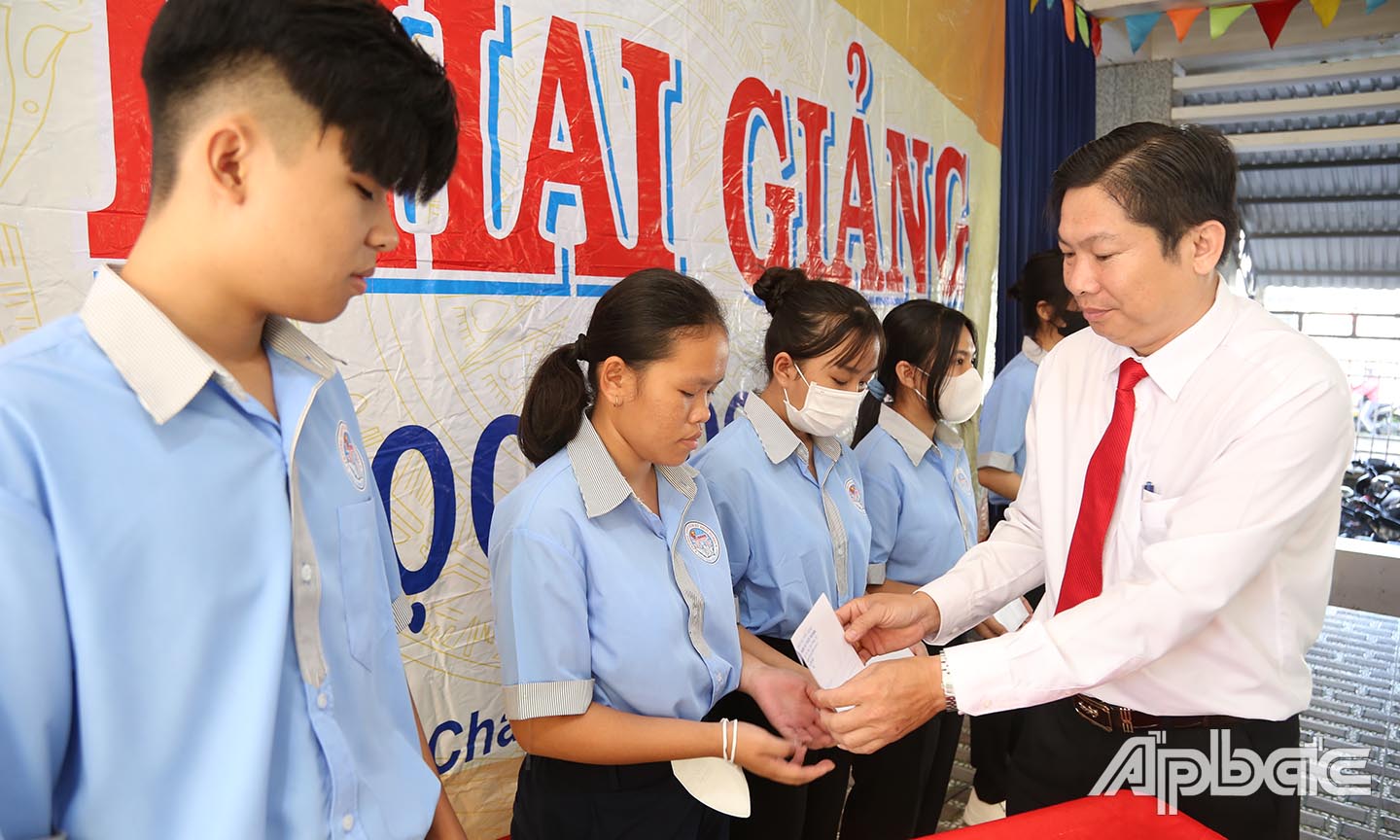 Đồng chí Nguyễn Phục Quang, Phó Chủ tịch UBND huyện Châu Thành trao quà cho em học sinh.