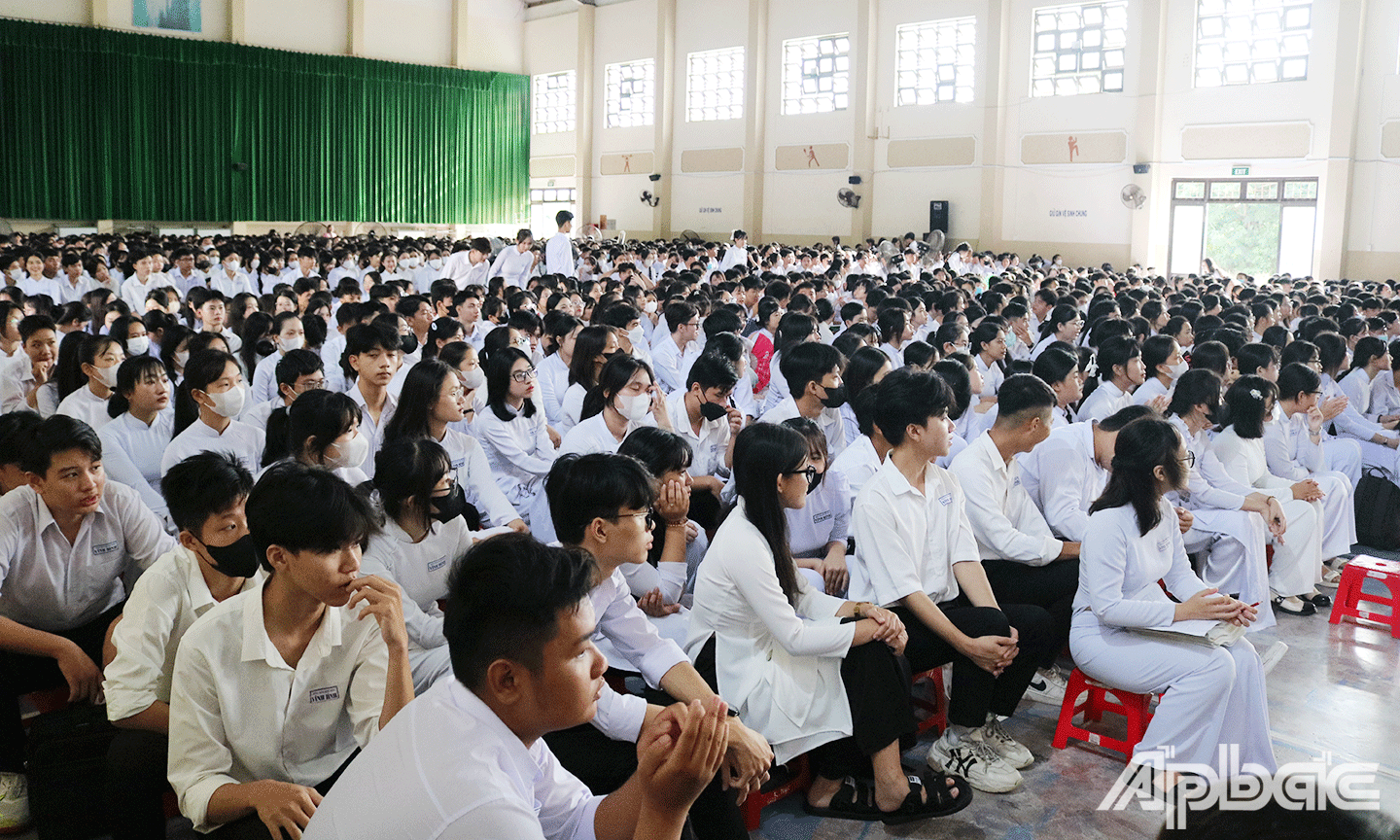 Toàn thể các em học sinh tham dự lễ khai giảng 