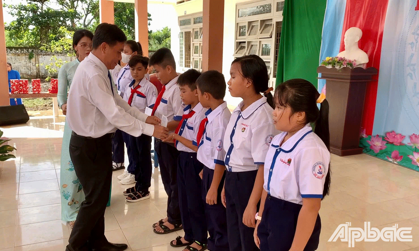 Đồng-chí-Ngô-Huỳnh-Quang-Thái-trao-học-bổng-cho-các-em-học-sinh