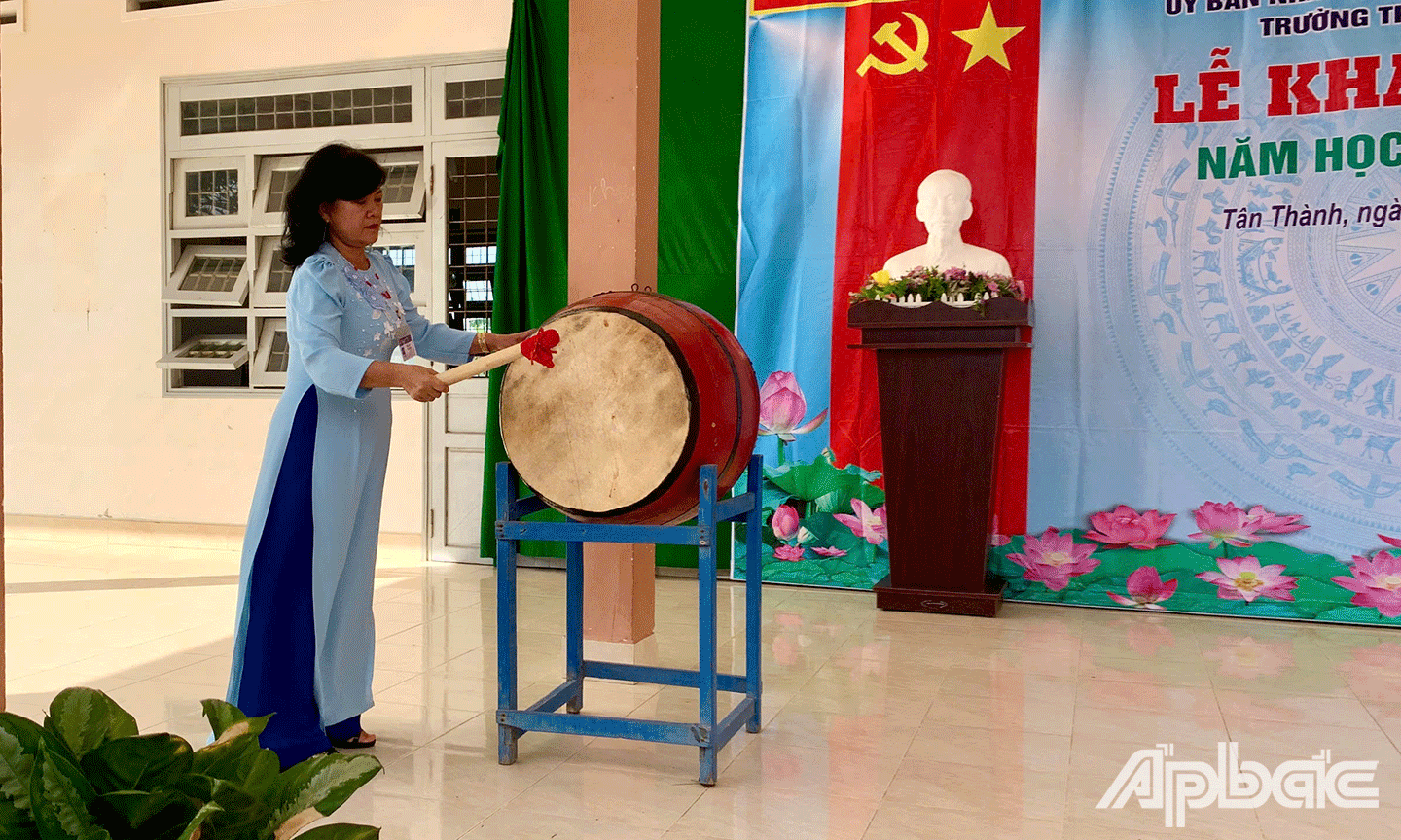 Hiệu-Trưởng-trường-THCS-Võ-Duy-Linh-đánh-trống-khai-giảng-năm-học-2024---2025