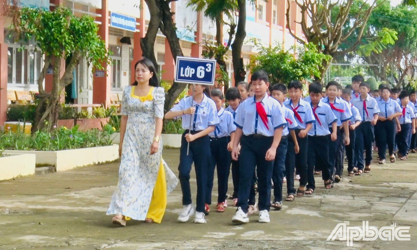 nghi thức chào đón học sinh khối 06 đầu cấp vào học tại trường 