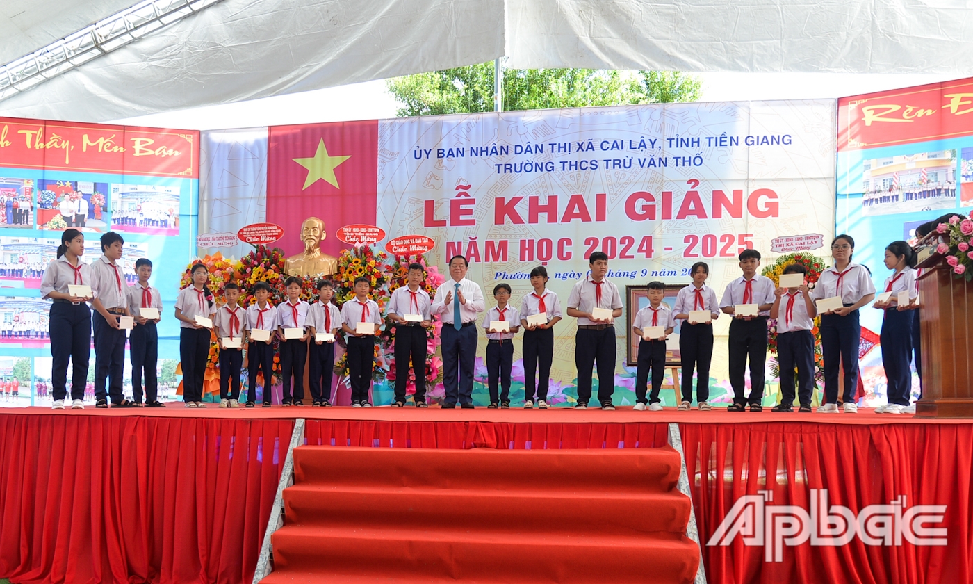 Đồng chí Nguyễn Trọng Nghĩa trao học bổng cho các em học sinh có hoàn cảnh khó khăn Trường THCS Trừ Văn Thố.