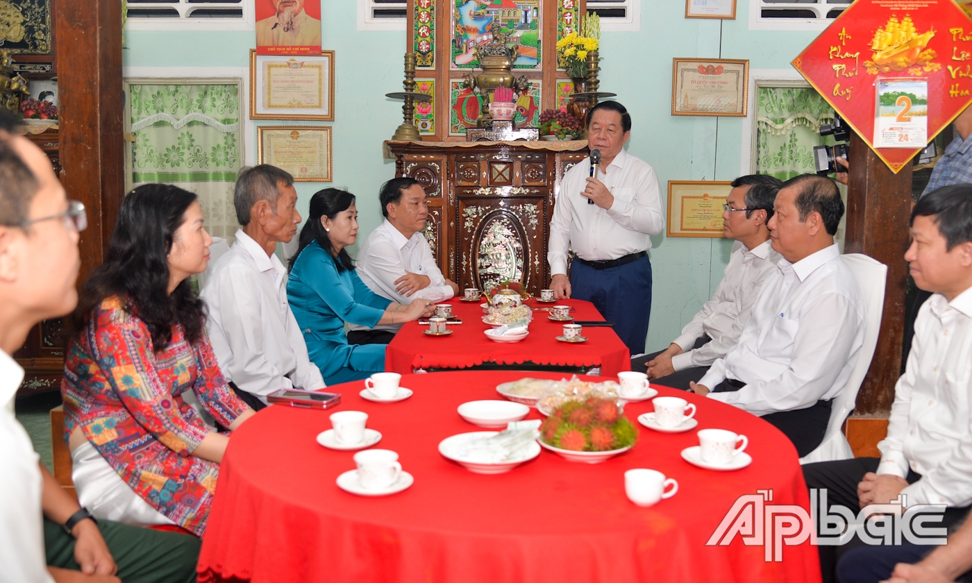 Đồng chí Nguyễn Trọng Nghĩa phát biểu tại chuyến thăm gia đình liệt sĩ Trừ Văn Thố.