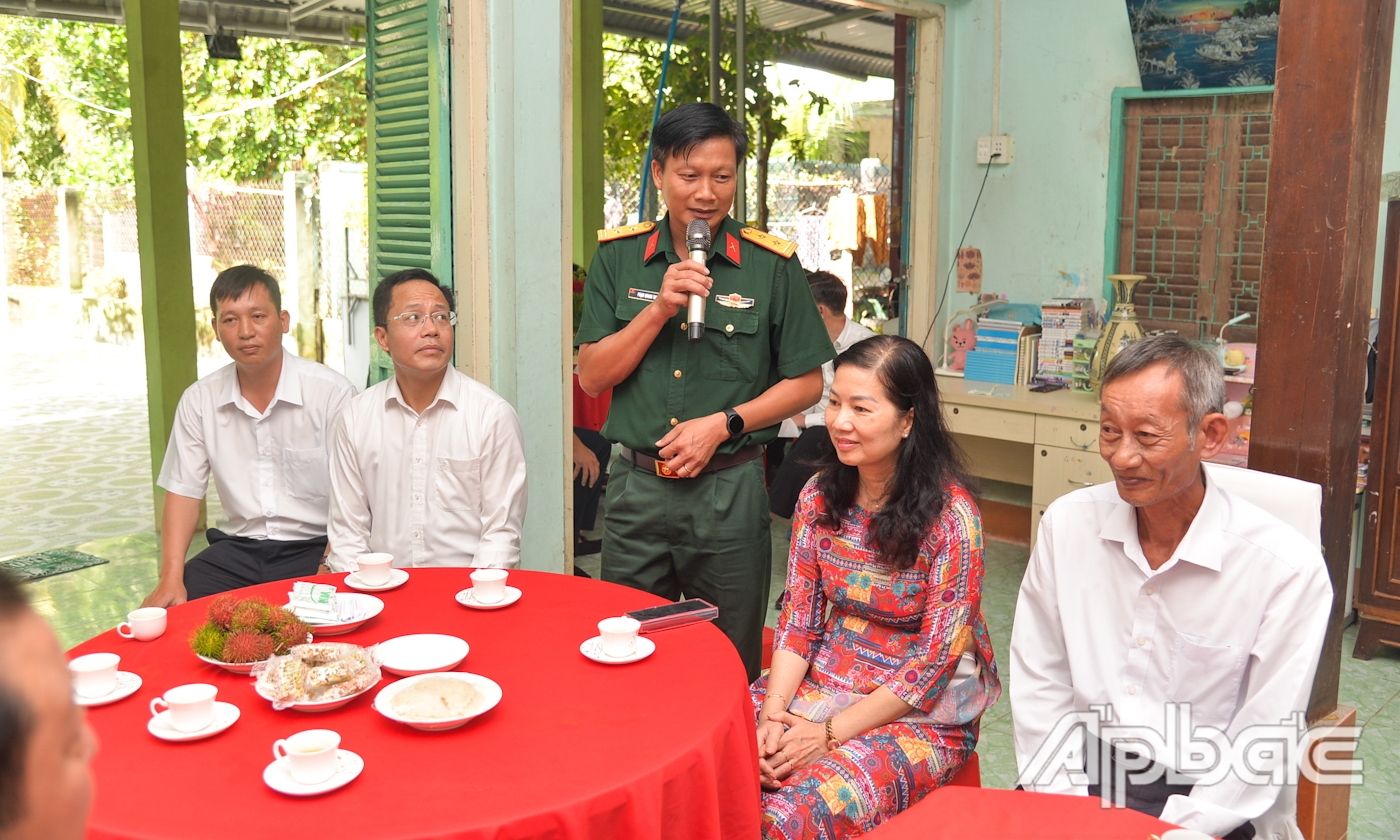 Cháu của Anh hùng Lực lượng vũ trang nhân dân Trừ Văn Thố phát biểu cảm ơn lãnh đạo và đoàn đã đến thăm gia đình.