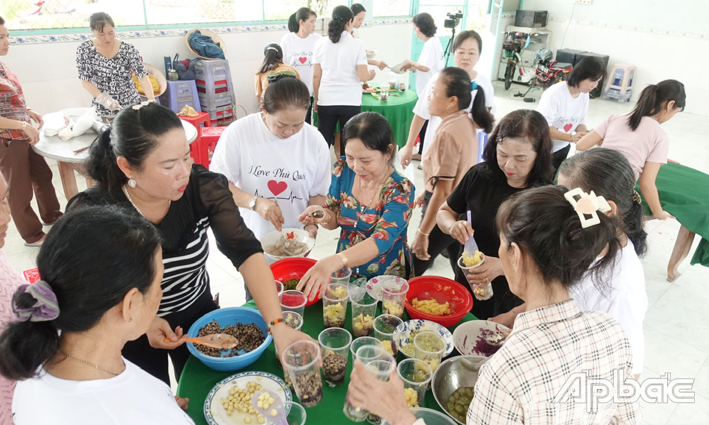 Lớp dạy nghề nấu ăn tại xã Phú An.