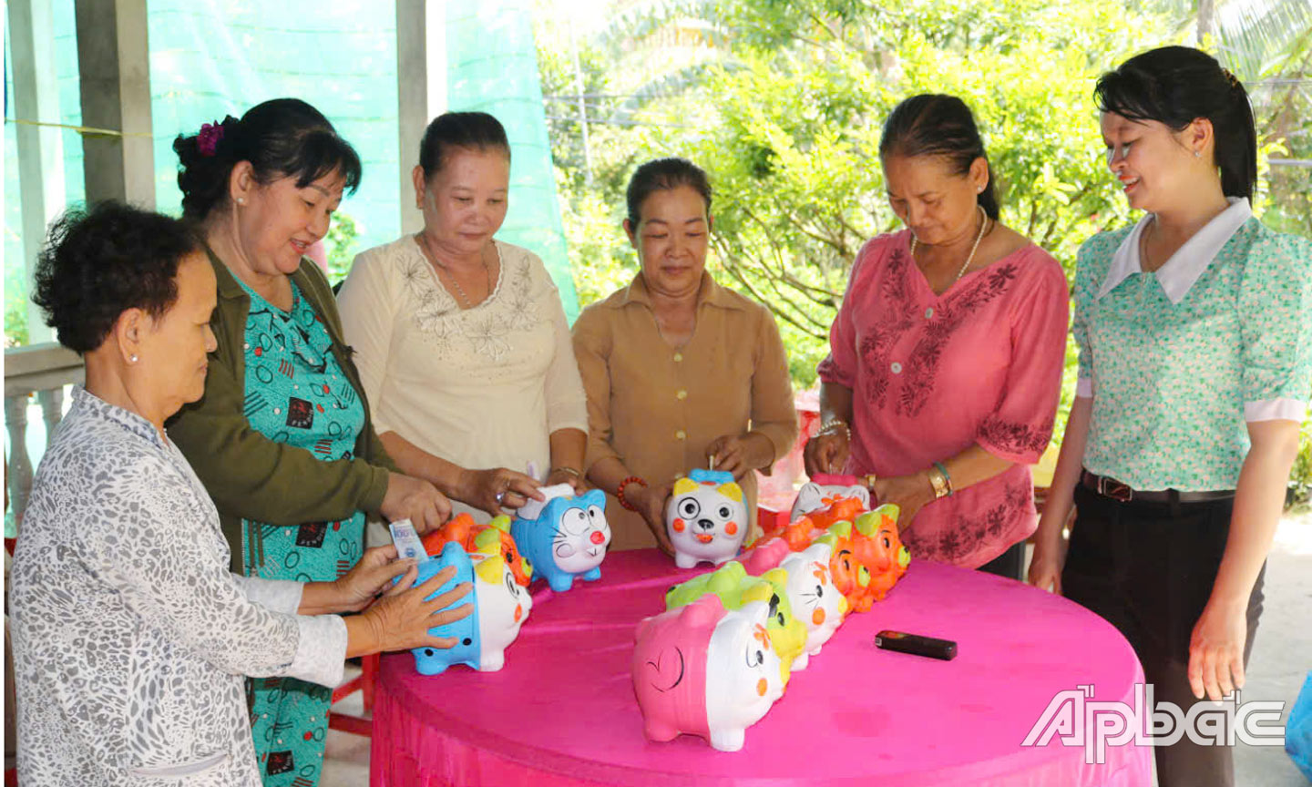 Hội LHPN xã Phú Nhuận tổ chức mô hình “Tiết kiệm nuôi heo đất” thu hút nhiều hội viên,  phụ nữ tham gia. 