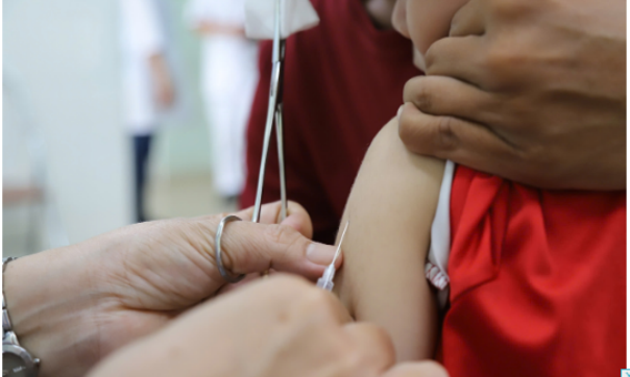 Tiêm vaccine là một trong những biện pháp phòng chống dịch bệnh.