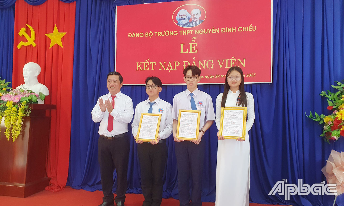 Đảng bộ Trường THPT Nguyễn Đình Chiểu tổ chức kết nạp đảng viên cho 3 học sinh của trường. P.CONG