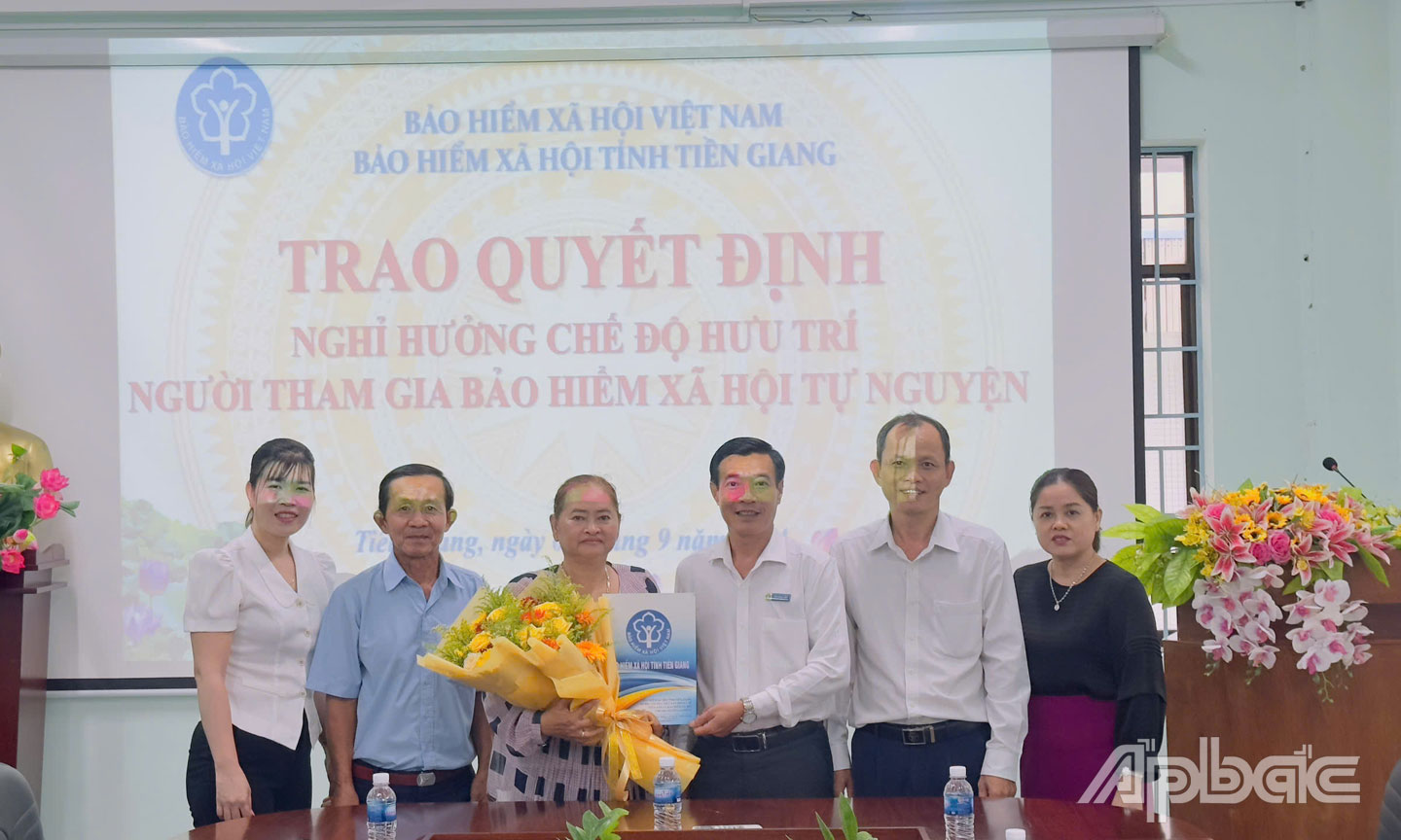 Phó Giám đốc BHXH tỉnh Tiền Giang Võ Oanh Liệt trao Quyết định nghỉ hưởng chế độ hưu trí cho chị Nga - người tham gia BHXH tự nguyện.