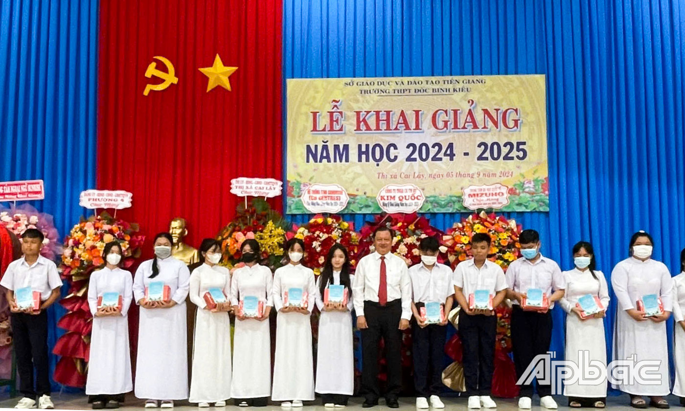 Tiến sĩ Phan Phùng Phú trao 20 suất học bổng cho các em học sinh vượt khó, học tốt Trường THPT Đốc Binh Kiều.