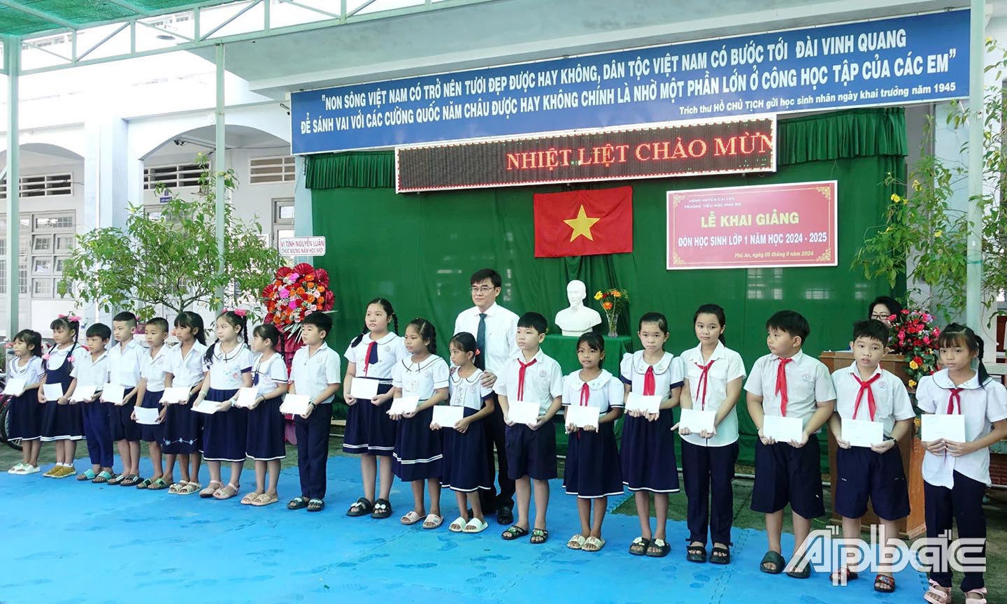 Trao 20 phần học bổng cho học sinh có hoàn cảnh khó khăn.