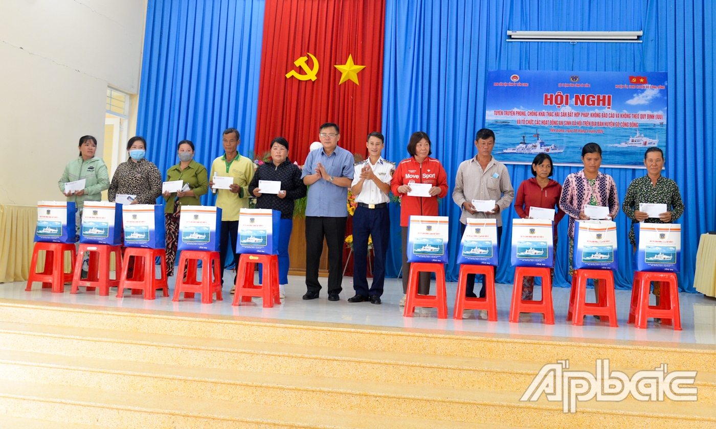 Đại diện Bộ Tư lệnh Vùng Cảnh sát biển 3 và lãnh đạo tỉnh Tiền Giang trao quà cho ngư dân có hoàn cảnh khó khăn.