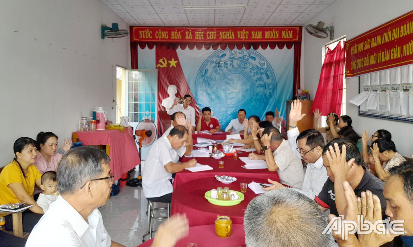 Buổi sinh hoạt Chi bộ tại ấp Bình An, xã Vĩnh Hựu, huyện Gò Công Tây luôn tạo được sự đoàn kết, thống nhất. Ảnh: PHƯƠNG NAM