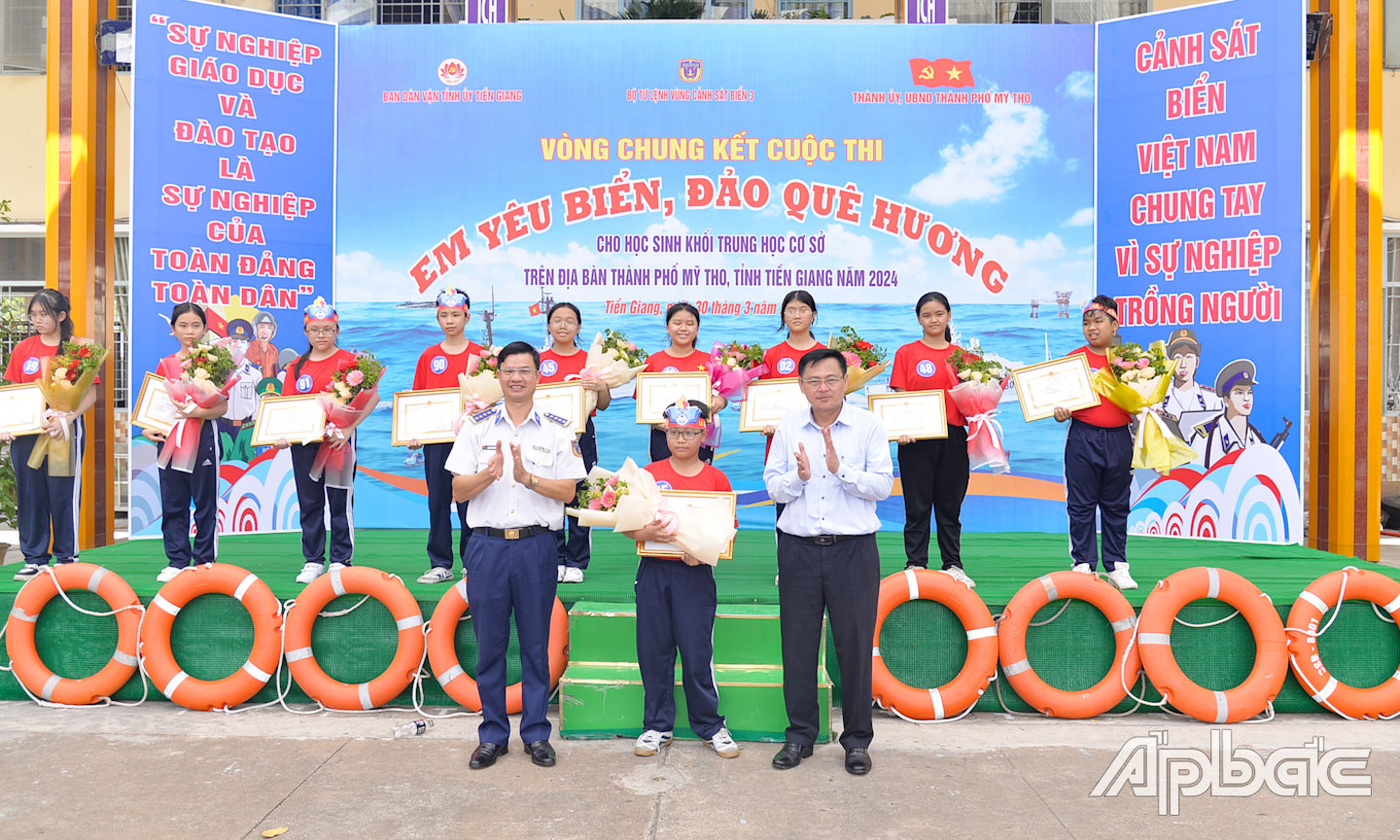 Ban Tổ chức trao giải cho học sinh tham gia vòng thi chung kết Cuộc thi “Em yêu biển, đảo quê hương” tại 12 trường THCS trên địa bàn TP. Mỹ Tho.