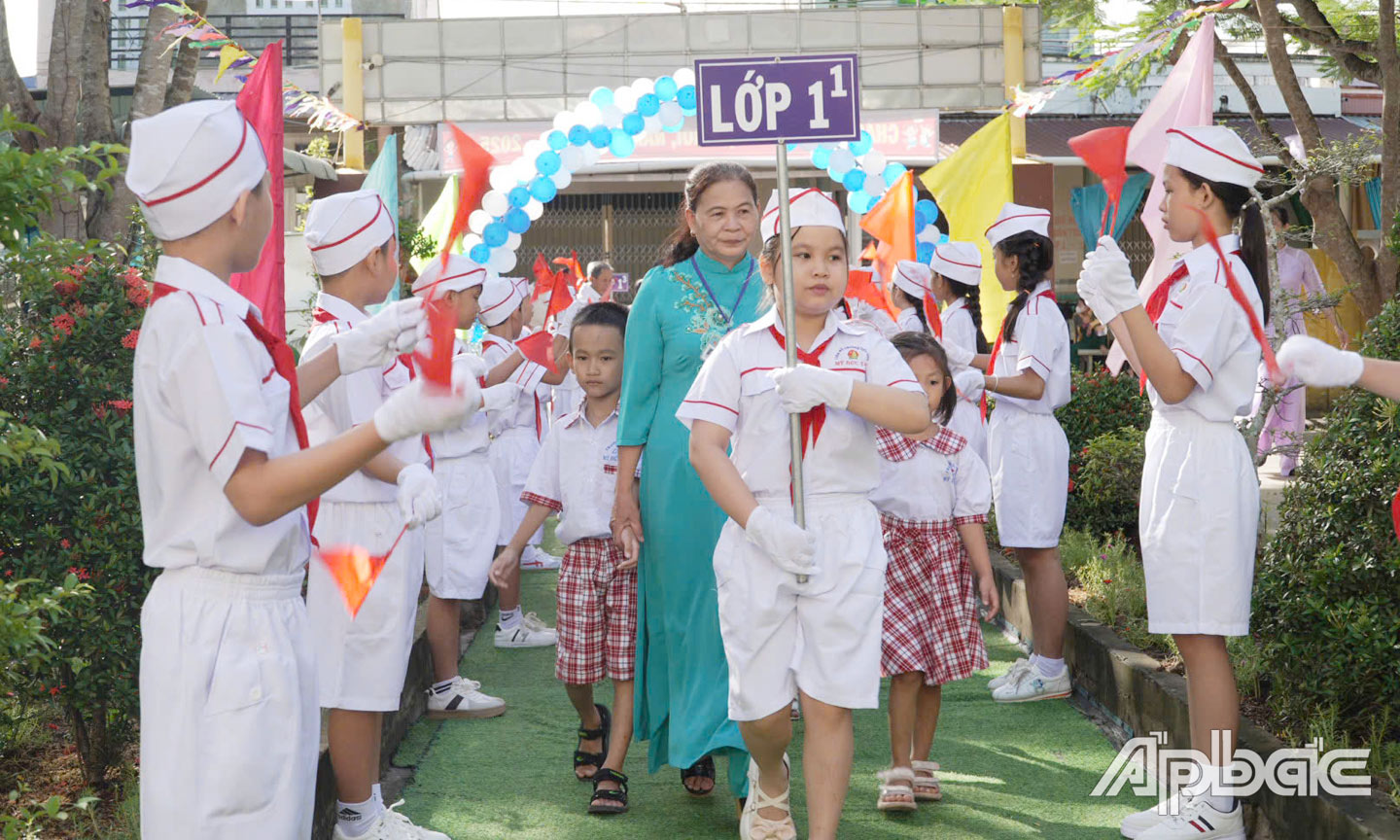  Học sinh tự tin bước vào năm học mới. Ảnh chụp tại Lễ Khai giảng Trường Tiểu học Mỹ Đức Tây, huyện Cái Bè. 