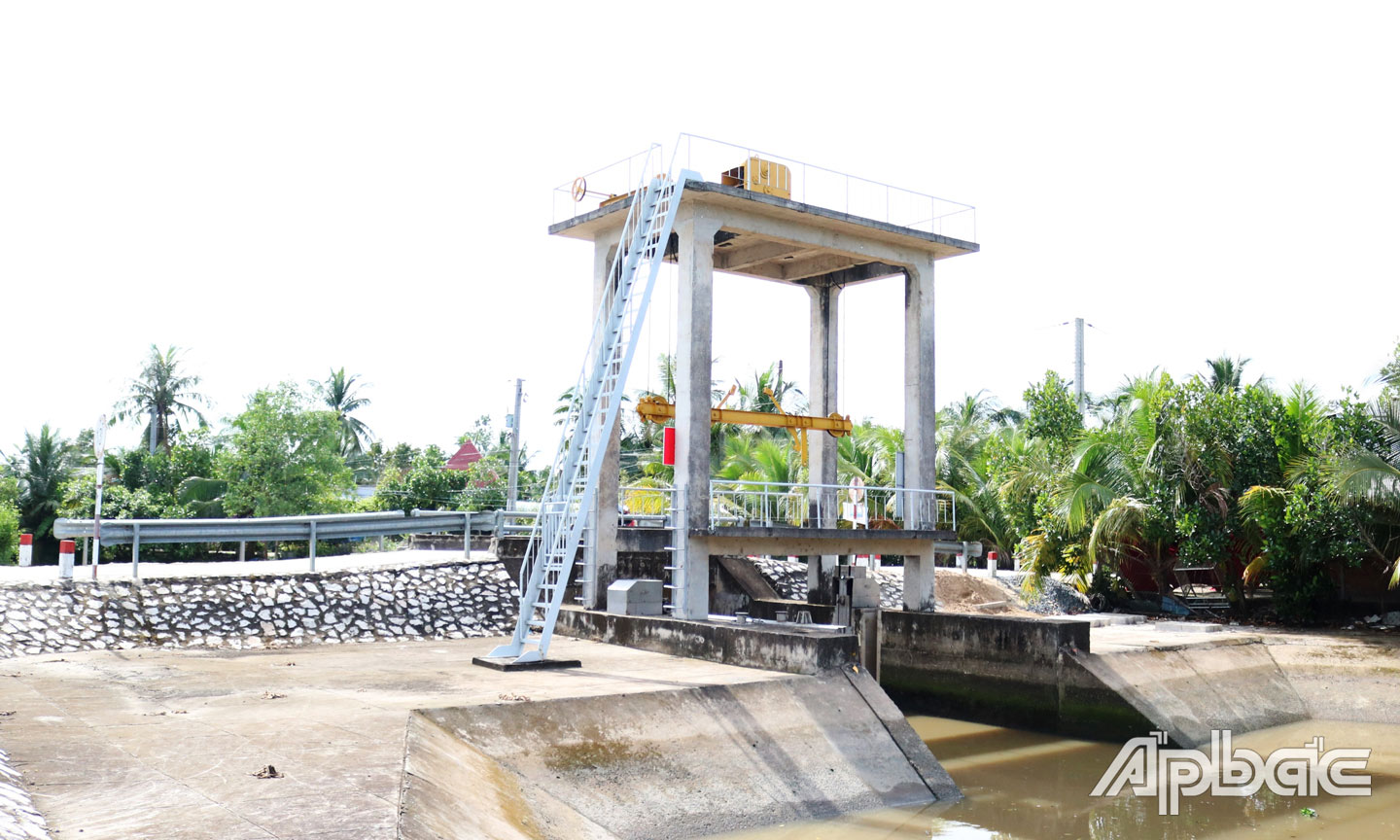 Hệ thống cống đập trên địa bàn huyện được đầu tư hoàn thiện, phục vụ sản xuất nông nghiệp. 