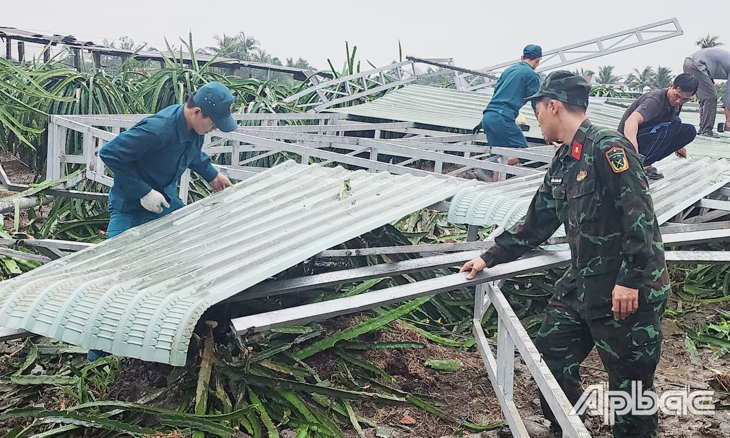 Các lực lượng hỗ trợ người dân khắc phục hậu quả của dông lốc xảy ra trên  địa bàn huyện Chợ Gạo vào giữa tháng 6-2024. 