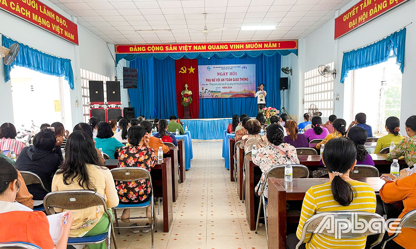 Quang cảnh Ngày hội Phụ nữ với An toàn giao thông.