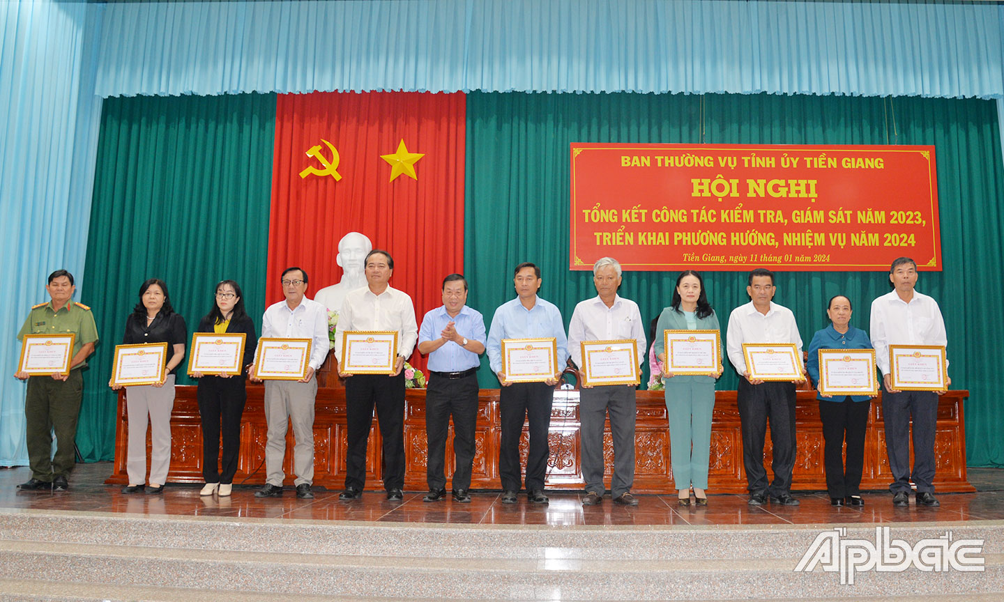 Đồng chí Nguyễn Ngọc Trầm, Ủy viên Ban Thường vụ, Chủ nhiệm Ủy ban Kiểm tra Tỉnh ủy Tiền Giang trao Bằng khen của Ban Thường vụ Tỉnh ủy cho các tập thể thực hiện tốt công tác kiểm tra giám sát năm 2023.                Ảnh: HẠNH NGA