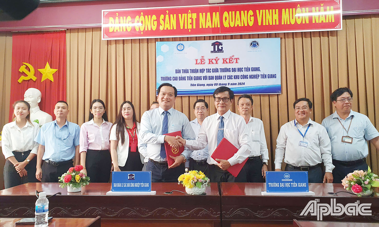 Quang cảnh Lễ ký kết hợp tác vừa diễn ra tại Trường Đại học Tiền Giang.