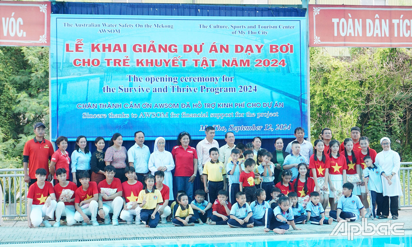 Khai giảng lớp dạy bơi cho 160 học sinh khuyết tật.