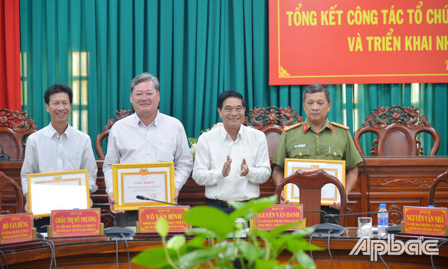 Ban Tổ chức Tỉnh ủy khen thưởng các tập thể có thành tích trong công tác xây dựng Đảng năm 2023.