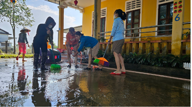 Thực hiện vệ sinh môi trường sau mưa lũ và ngập lụt, theo phương châm nước rút đến đâu làm vệ sinh môi trường đến đó...