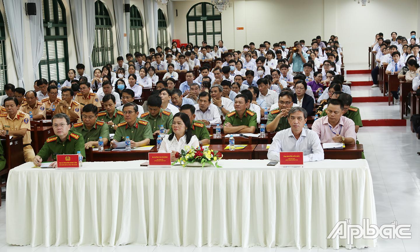 Các đại biểu về tham dự hội nghị.