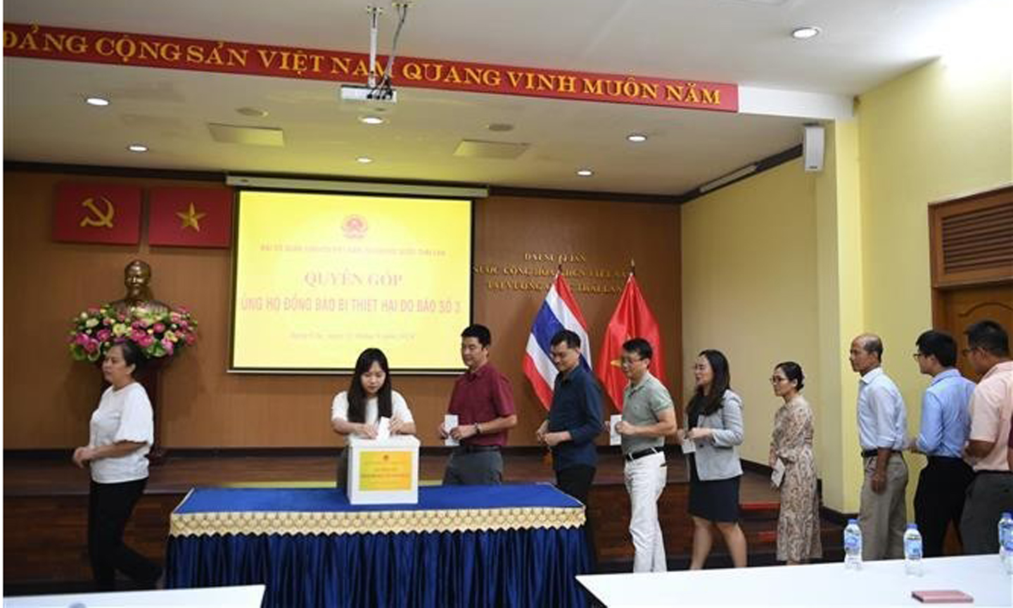 Staff at Vietnamese Embassy in Thailand and other organisations at the fundraising event. (Photo: VNA).