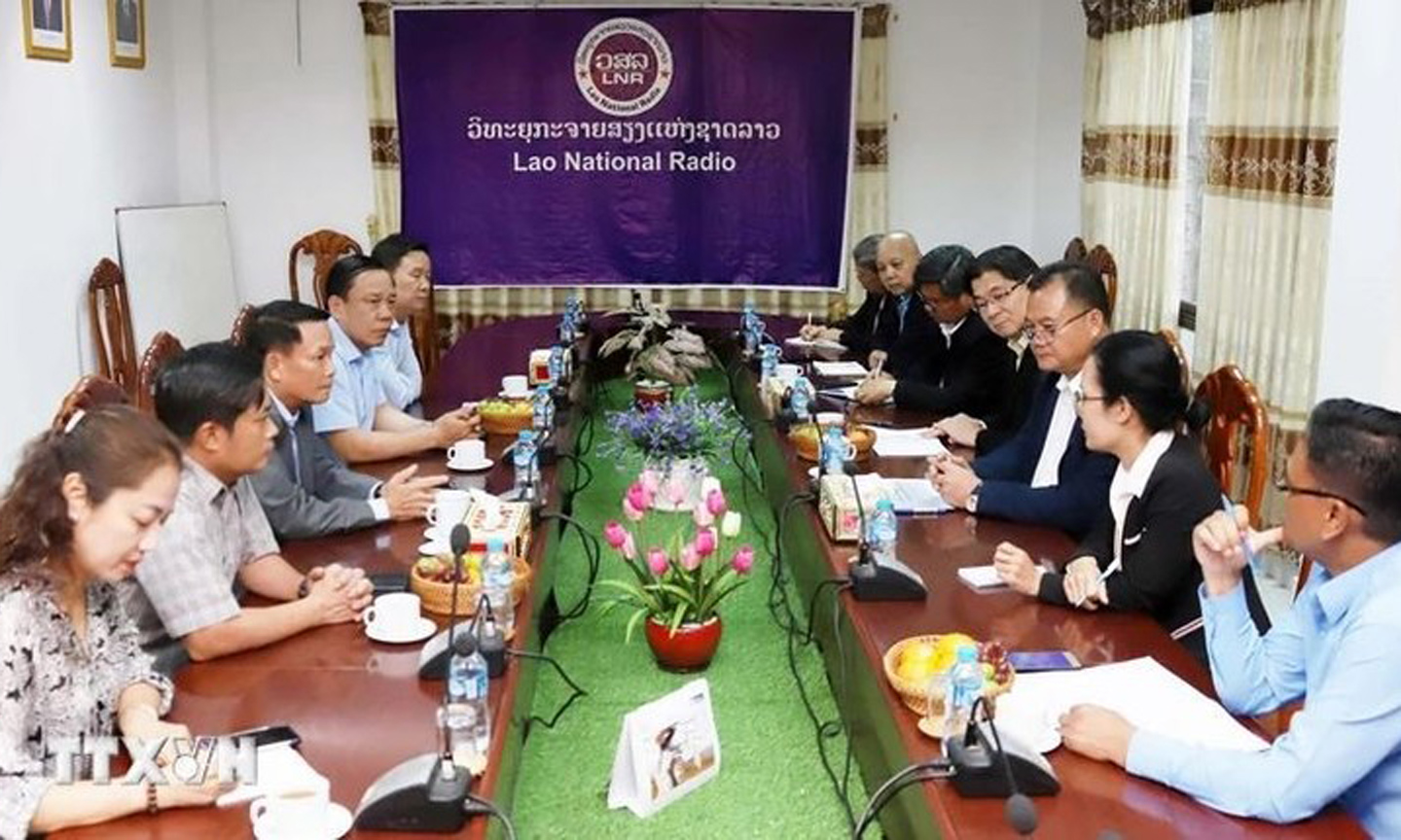 At the courtesy call by a delegation of the Vietnam Journalists Association to Lao Deputy Minister of Information, Culture and Tourism Vansy Kuamua. (Photo: VNA).