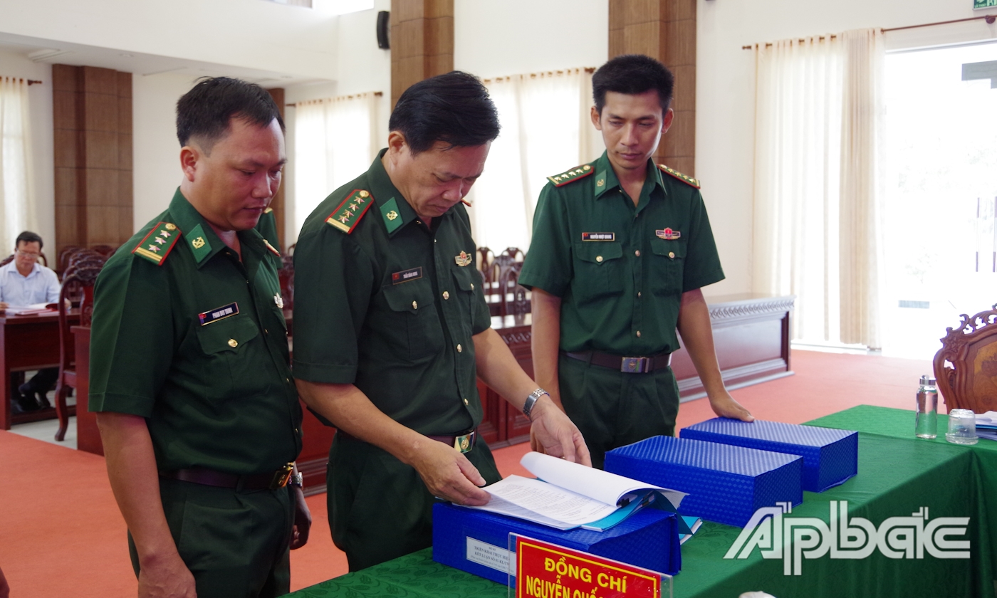 Đoàn kiểm tra các văn bản, sổ sách, tài liệu có liên quan. 