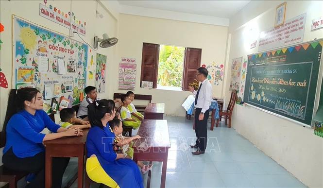 Tiết học đầu tiên sau lễ khai giảng ở Trường Tiểu học Sinh Tồn, huyện đảo Trường Sa, tỉnh Khánh Hòa. Ảnh: TTXVN phát