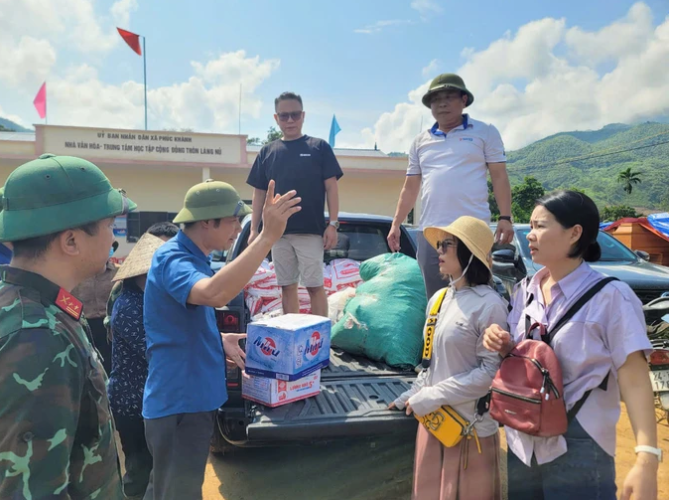 Người dân vùng lũ lụt cần được cứu trợ nước uống đóng chai và các thực phẩm đóng gói sẵn có hạn sử dụng dài ngày. Ảnh: KHÁNH NGUYỄN